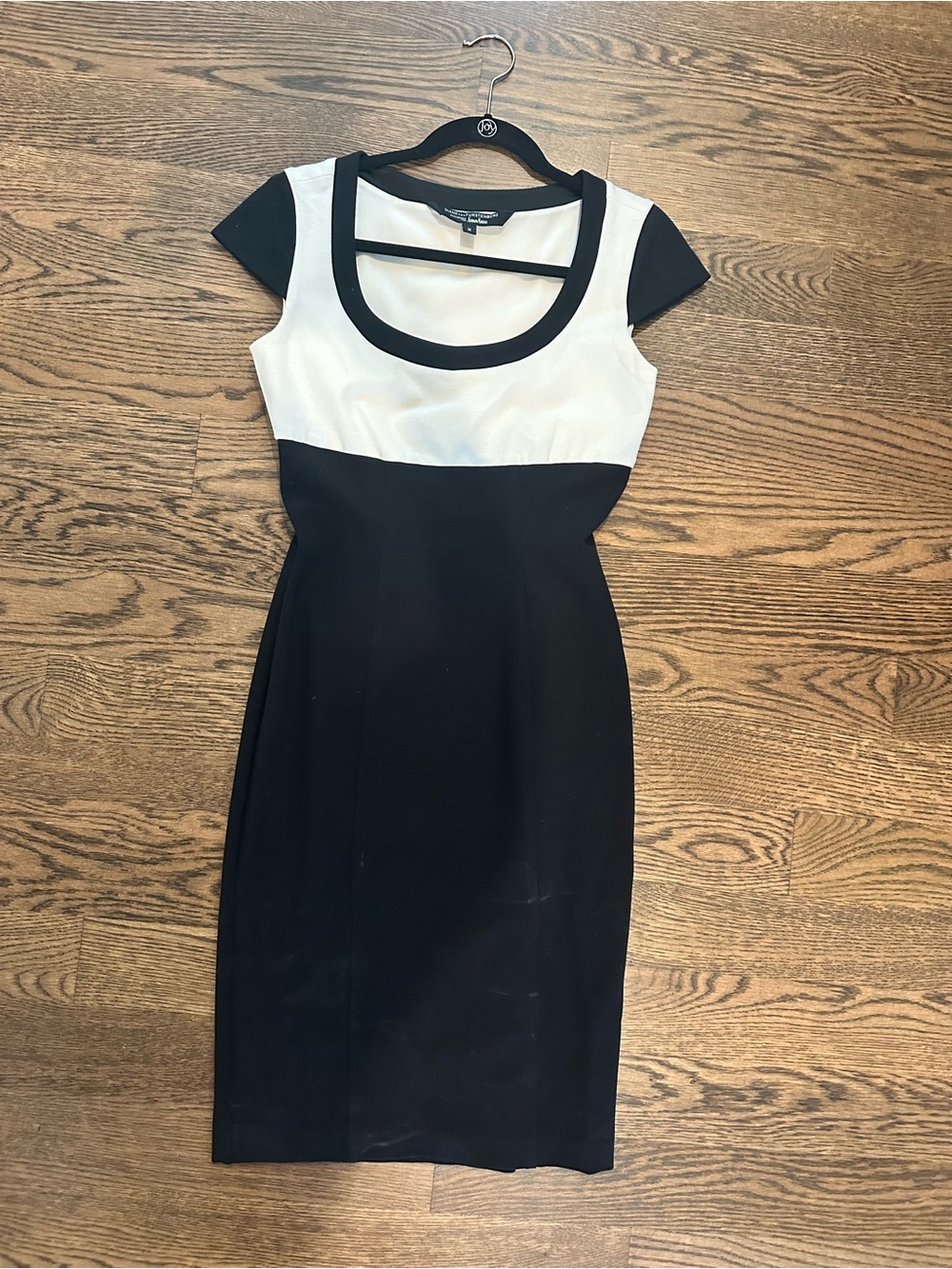 Diane Von Furstenberg Black & White Scoop Neck Cap Sleeve dress